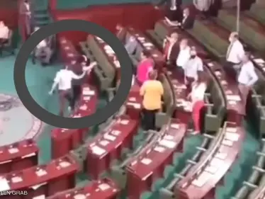 بالفيديو|| نائب تونسي يعنّف عبير موسي داخل قبة البرلمان لكماً وركلاً.. والجهات السياسية تعلق على 