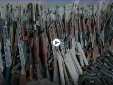 بالفيديو|| حركة طالبان توثق لحظة استسلام ضابطٍ رفيع رفقة 40 مقاتلاً حكومياً تزامناً مع مفاوضات الدوحة - وكالة ستيب نيوز