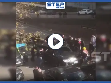 بالفيديو|| بالبيض والحجارة.. محتجون لبنانيون يرشقون سيارة نائب ويتسببون بإصابته - وكالة ستيب نيوز