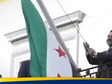 بالفيديو|| لحظة رفع الشيباني العلم السوري فوق مبنى السفارة السورية في لندن - وكالة ستيب نيوز