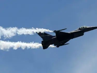 سقوط طائرة حربية خلال عرض عسكري في ليبيا بحضور قيادي بارز - وكالة ستيب نيوز