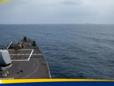 الحوثيون يهاجمون مدمرة أمريكية.. وبيان يكشف التفاصيل - وكالة ستيب نيوز