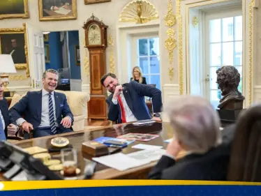 ساعة ذهبية على مكتب ترامب تثير الجدل.. ما قصتها؟ - وكالة ستيب نيوز