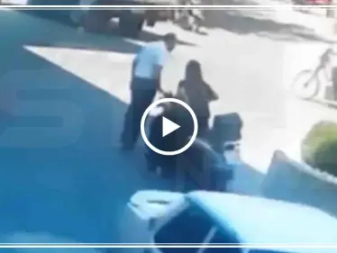 شاهد بالفيديو || فتاة تقود دراجة نارية تصدم رجلاً مرتين بنفس اللحظة!! - وكالة ستيب نيوز