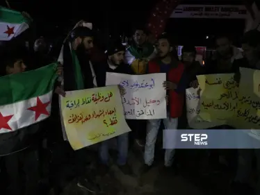 مظاهرة بعد منتصف الليل في مدينة الباب شرق حلب نصرة لأهالي إدلب و تنديداً بالقصف الروسي - وكالة ستيب نيوز