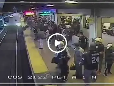 إنقاذ رجل من موتٍ محقق في محطة قطار أمريكية (فيديو) - وكالة ستيب نيوز