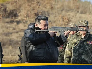 حاملاً بندقية.. زعيم كوريا الشمالية يأمر جيشه بتشديد الاستعدادات للحرب (صور) - وكالة ستيب نيوز