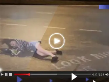 شاهد|| امرأة تطير وتسقط أرضاً بسبب الرياح القوية.. وهونج كونج تستعد لمواجهة إعصار ساولا - وكالة ستيب نيوز