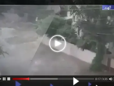 بالفيديو|| الأمطار تغرق شوارع مدينة هندية.. والسيول تجرف المواطنين - وكالة ستيب نيوز