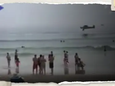 بالفيديو|| لحظة سقوط طائرة تحمل لافتة خلفها على شاطئ أمريكي مزدحم - وكالة ستيب نيوز