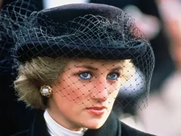 إحياءً لذكراها في عيد ميلادها الـ 60.. إزاحة الستار عن تمثال الأميرة ديانا بحضور الأميرين وليام وهاري (صور) - وكالة ستيب نيوز