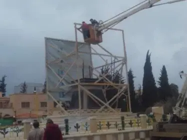 مظاهرة من مسجد العمري بدرعا تنديدًا بإعادة تمثال "حافظ الأسد" - وكالة ستيب نيوز