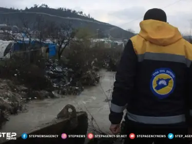 جانب من عمل فرق الدفاع المدني بفتح عبارة مخيم الأنصار بريف إدلب بعد انسدادها ليوم كامل - وكالة ستيب نيوز