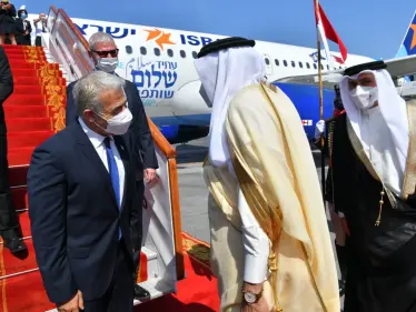 بالفيديو|| وصفها بـ"تاريخية".. وزير الخارجية الإسرائيلي يصل البحرين في أوّل زيارةٍ رسمية له - وكالة ستيب نيوز