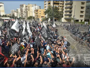 بالفيديو || تظاهرة في بيروت باتجاه السفارة الفرنسية رفضًا للإساءة إلى النبي محمد - وكالة ستيب نيوز