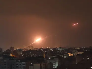 بالفيديو|| 130 صاروخاً دفعة واحدة.. تل أبيب تتعرض لهجومٍ جوي عنيف وأنباء عن ضحايا إسرائيليين - وكالة ستيب نيوز