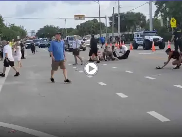 بالفيديو || مقتل شخص وإصابة آخر بدهس شاحنة لمسيرة مثليين في فلوريدا - وكالة ستيب نيوز