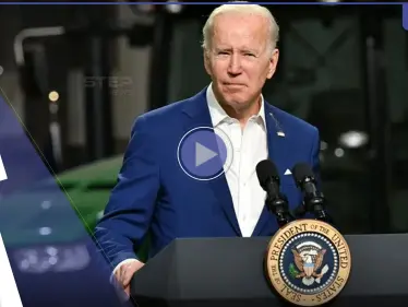 شاهد|| بينما كان يلقي خطاباً.. شيء غريب يسقط على كتف بايدن ويثير الحيرة وروايتان حول حقيقته - وكالة ستيب نيوز