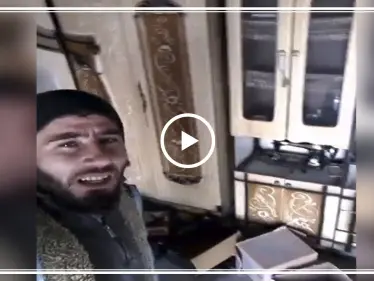 بالفيديو|| مدني من جنوبي إدلب يجهز أثاث منزله للحرق ليمنع قوات النظام السوري من سرقته! - وكالة ستيب نيوز