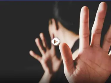 بالفيديو|| سيدة تصفع شاب على وجهه أمام الناس حاول مضايقة فتاة في أحد المتاجر - وكالة ستيب نيوز