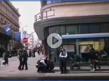 بالفيديو|| صراخ سيدة مسلمة ترتدي حجاباً قيدتها الشرطة الألمانية أمام طفلها وطرحتها أرضاً - وكالة ستيب نيوز