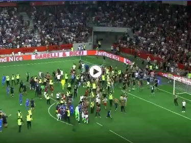 بالفيديو|| إيقاف مباراة في الدوري الفرنسي بعد اقتحام الجماهير لأرض الملعب والهجوم على اللاعبين - وكالة ستيب نيوز
