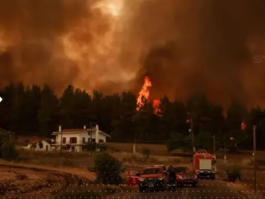 تكافح اليونان حرائق الغابات المشتعلة لليوم السادس.. ودولة عربية تدعو رعاياها للحذر - وكالة ستيب نيوز