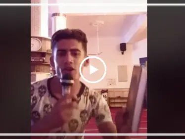 فيديو لشاب يغني ممسكاً القرآن داخل أحد المساجد في مصر يثير موجة غضب - وكالة ستيب نيوز