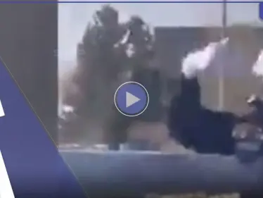 بالفيديو|| شرطية تثني شاباً عن إلقاء نفسه من فوق جسر دوار الشعب في الأردن تثير ضجة على وسائل التواصل - وكالة ستيب نيوز