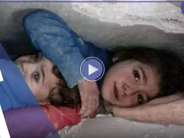 شاهد || بكلمات مؤثرة.. طفلة سورية تحمي رأس شقيقتها وتستجدي المساعدة من تحت الأنقاض - وكالة ستيب نيوز