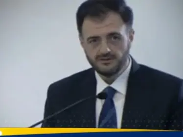 شاهد|| ينتظر دوره.. وزير الاتصالات السوري يثير إعجاب الجماهير بتصرف غير متوقع - وكالة ستيب نيوز