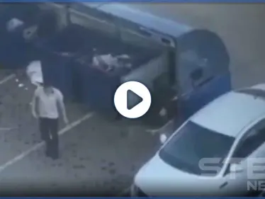 بالفيديو|| طلب منها ألا تتبعه.. رجل يحمل صديقته على أكتافه ويرميها بحاوية القمامة - وكالة ستيب نيوز