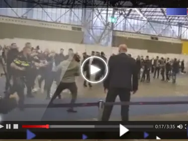 شاهد|| شجار عنيف وصراخ بمكتب اقتراع للانتخابات التركية خارج البلاد وأنباء عن سقوط جرحى - وكالة ستيب نيوز