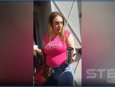 بالفيديو|| مدام فاتن تثير غضب موالي النظام السوري بعد إذلالها مواطناً أمام نافذة للمعونات - وكالة ستيب نيوز