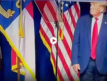 بالفيديو|| الإعلام الأمريكي يحرج دونالد ترامب بسبب بنطاله المقلوب ويتساءل عما يخفي داخله - وكالة ستيب نيوز