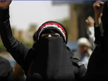 بالفيديو|| "ما بتستحيش".. نساء يمنيات يواجهن قيادي حوثي شمال صنعاء - وكالة ستيب نيوز