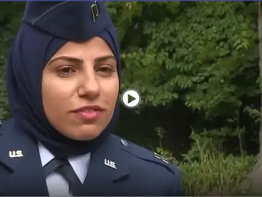 بالفيديو|| أول ضابطة محجبة في سلاح الجو الأمريكي أصرت على ارتداء حجابها ضمن عملها فساهمت بتغيير القوانين الأمريكية - وكالة ستيب نيوز