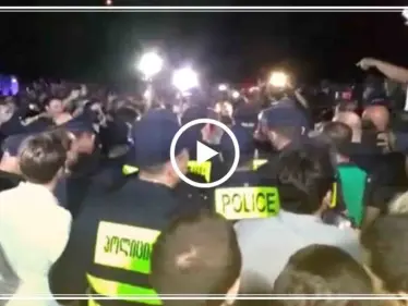 بالفيديو: حشود شعبية غاضبة أمام إحدى القنوات الفضائية تطالب بمعاقبة إعلامي شتم "بوتين" - وكالة ستيب نيوز