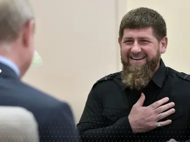 صراع داخل أروقة الرئيس الروسي.. قديروف يسير عكس طباخ بوتين ويوقع اتفاقاً مع شويغو - وكالة ستيب نيوز