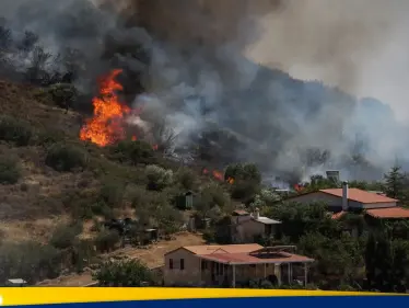 حريق هائل يحاصر جزيرة في اليونان والسلطات تجلي الآلاف - وكالة ستيب نيوز