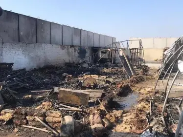 صور تُظهر آثار الدمار والحرائق في نقطة المراقبة التركية في قرية شير مغار غربي حماة بعد استهدافها من قبل قوات النظام بالقذائف يوم أمس. - وكالة ستيب نيوز