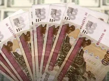 الروبل الروسي يهبط إلى أدنى مستوياته أمام الدولار منذ أبريل 2022 - وكالة ستيب نيوز