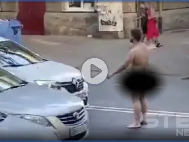 بالفيديو|| سائق يقوم بصفع رجل روسي عاري لوقوفه بمنتصف طريق مزدحم - وكالة ستيب نيوز