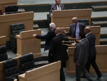 بالفيديو|| مجلس النواب الأردني يشتعل من جديد ورئيس المجلس يهدد بطرد نائب آخر - وكالة ستيب نيوز