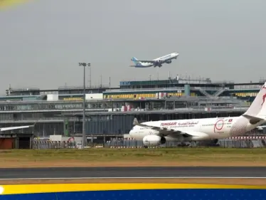 شاب يختبئ بعجلات طائرة قادمة من الجزائر وحطت في فرنسا.. وهذا ما حل به - وكالة ستيب نيوز