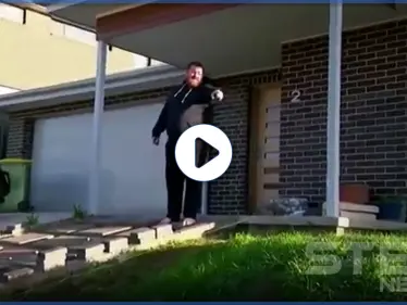 بالفيديو|| مواطن استرالي يطرد رئيس وزراء بلاده من منزله خلال بث مباشر - وكالة ستيب نيوز