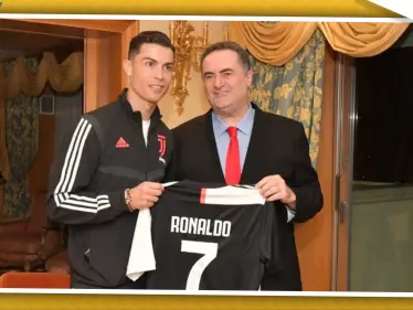 كريستيانو رونالدو يلتقي بوزير الخارجية الإسرائيلي ويقدم له هدية - وكالة ستيب نيوز