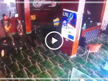 شاهد بالفيديو: مجموعة مسلحة تقتحم إحدى شركات الاتصالات بسرمدا وتعتدي بالضرب على صاحبها - وكالة ستيب نيوز