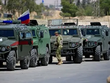 بالفيديو|| مجهولون يمطرون رتل عسكري روسي بالرصاص رفضاً لمروره في الريف الشمالي لدير الزور  - وكالة ستيب نيوز