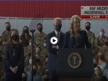 بالفيديو|| زوجة جو بايدن توبخه أمام القوات الأمريكية في بريطانيا شاهد ردة فعله - وكالة ستيب نيوز